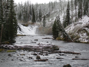 Winter_river_in_yellowstone_park
